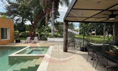 Exclusiva casa en venta en Lomas de Cocoyoc, colindante al campo de golf