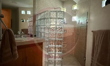 Exclusiva casa en venta en Lomas de Cocoyoc, colindante al campo de golf