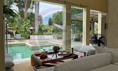 Exclusiva casa en venta en Lomas de Cocoyoc, colindante al campo de golf