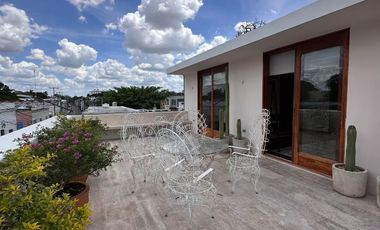 Casa de 5 habitaciones a cuadra y media del Corredor Gastronómico