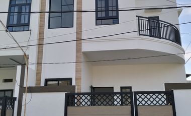 Rumah 2 lantai cantik hook perum belakang Superindo merr