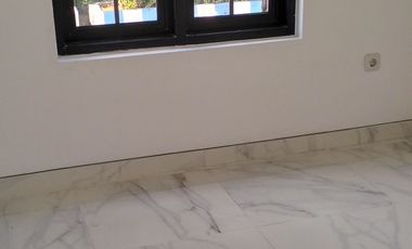 Rumah 2 lantai cantik hook perum belakang Superindo merr