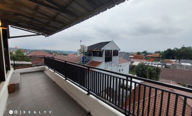 RUMAH MEWAH DESIGN ARSITEK DI CIGADUNG DAGO BANDUNG Harga Nego