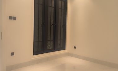 Rumah Baru Desain American Classic dalam Komplek di Cempaka Putih