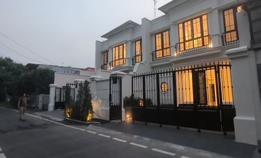 Rumah Baru Desain American Classic dalam Komplek di Cempaka Putih