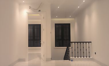 Rumah Baru Desain American Classic dalam Komplek di Cempaka Putih