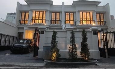 Rumah Baru Desain American Classic dalam Komplek di Cempaka Putih