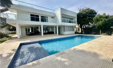 ESTILO Y COMODIDAD EN CASA DE DOS NIVELES EN VENTA O ARRIENDO. PTO COL