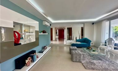 ESTILO Y COMODIDAD EN CASA DE DOS NIVELES EN VENTA O ARRIENDO. PTO COL