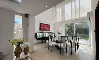 ESTILO Y COMODIDAD EN CASA DE DOS NIVELES EN VENTA O ARRIENDO. PTO COL