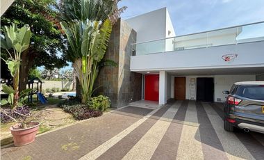 ESTILO Y COMODIDAD EN CASA DE DOS NIVELES EN VENTA O ARRIENDO. PTO COL