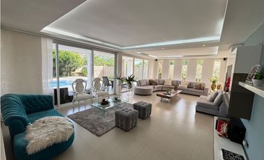 ESTILO Y COMODIDAD EN CASA DE DOS NIVELES EN VENTA O ARRIENDO. PTO COL