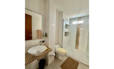 ESTILO Y COMODIDAD EN CASA DE DOS NIVELES EN VENTA O ARRIENDO. PTO COL