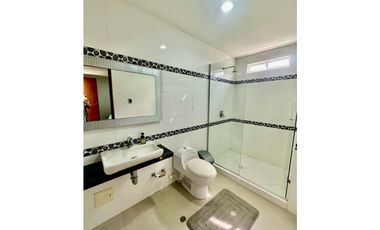 ESTILO Y COMODIDAD EN CASA DE DOS NIVELES EN VENTA O ARRIENDO. PTO COL