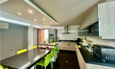 ESTILO Y COMODIDAD EN CASA DE DOS NIVELES EN VENTA O ARRIENDO. PTO COL