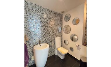 ESTILO Y COMODIDAD EN CASA DE DOS NIVELES EN VENTA O ARRIENDO. PTO COL