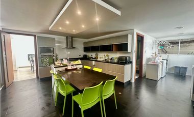 ESTILO Y COMODIDAD EN CASA DE DOS NIVELES EN VENTA O ARRIENDO. PTO COL