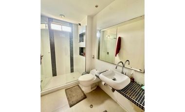 ESTILO Y COMODIDAD EN CASA DE DOS NIVELES EN VENTA O ARRIENDO. PTO COL