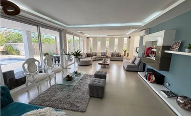 ESTILO Y COMODIDAD EN CASA DE DOS NIVELES EN VENTA O ARRIENDO. PTO COL