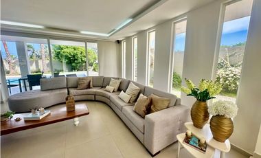 ESTILO Y COMODIDAD EN CASA DE DOS NIVELES EN VENTA O ARRIENDO. PTO COL