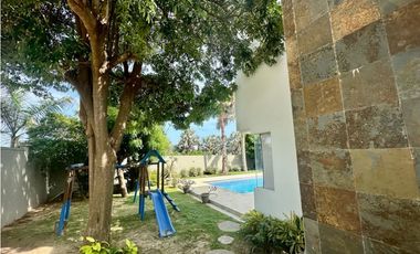 ESTILO Y COMODIDAD EN CASA DE DOS NIVELES EN VENTA O ARRIENDO. PTO COL