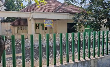 Di jual rumah besar, pinggir jalan besar. Mudah dijangkau guys .