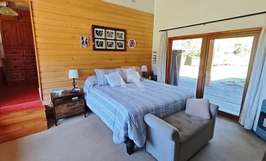 CASA CON PISCINA TEMPERADA Y ORILLA DE RÍO EN CHAMIZA