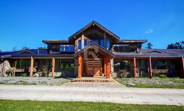 CASA CON PISCINA TEMPERADA Y ORILLA DE RÍO EN CHAMIZA