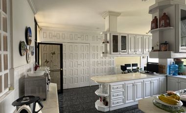 Venta amplia casa de 600 m2 con 4 dormitorios sector Mitad del Mundo