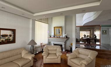 Venta amplia casa de 600 m2 con 4 dormitorios sector Mitad del Mundo