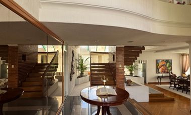 Venta amplia casa de 600 m2 con 4 dormitorios sector Mitad del Mundo