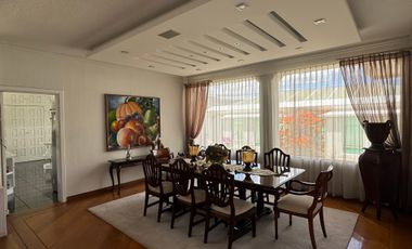 Venta amplia casa de 600 m2 con 4 dormitorios sector Mitad del Mundo