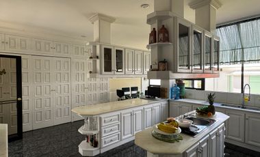 Venta amplia casa de 600 m2 con 4 dormitorios sector Mitad del Mundo