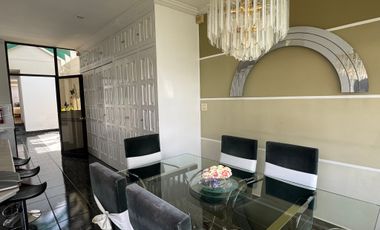 Venta amplia casa de 600 m2 con 4 dormitorios sector Mitad del Mundo