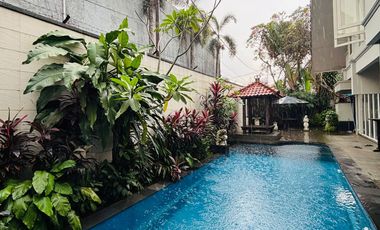 Disewakan Rumah Mewah dengan Kolam Renang – Lokasi Dekat French School