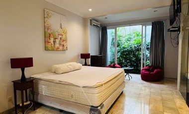 Disewakan Rumah Mewah dengan Kolam Renang – Lokasi Dekat French School