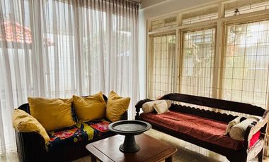 Disewakan Rumah Mewah dengan Kolam Renang – Lokasi Dekat French School