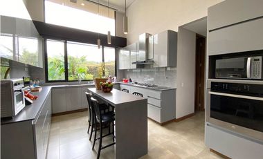 Venta casa campestre Antioquia oriente ceja parcelación luxury lujo unidad cerrada vigilancia lago quebradita páneles solares acabados lujosos