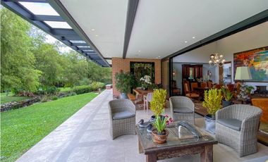 Venta casa campestre Antioquia oriente ceja parcelación luxury lujo unidad cerrada vigilancia lago quebradita páneles solares acabados lujosos