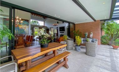 Venta casa campestre Antioquia oriente ceja parcelación luxury lujo unidad cerrada vigilancia lago quebradita páneles solares acabados lujosos