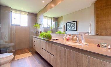 Venta casa campestre Antioquia oriente ceja parcelación luxury lujo unidad cerrada vigilancia lago quebradita páneles solares acabados lujosos