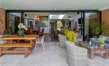 Venta casa campestre Antioquia oriente ceja parcelación luxury lujo unidad cerrada vigilancia lago quebradita páneles solares acabados lujosos