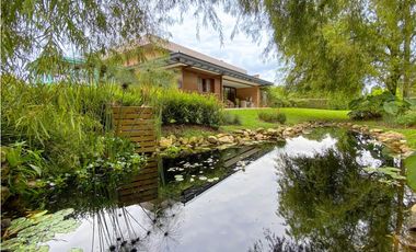 Venta casa campestre Antioquia oriente ceja parcelación luxury lujo unidad cerrada vigilancia lago quebradita páneles solares acabados lujosos