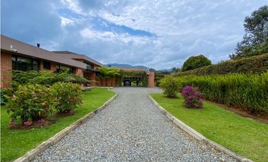 Venta casa campestre Antioquia oriente ceja parcelación luxury lujo unidad cerrada vigilancia lago quebradita páneles solares acabados lujosos