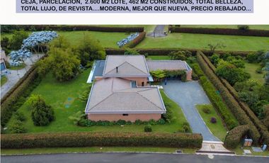 Venta casa campestre Antioquia oriente ceja parcelación luxury lujo unidad cerrada vigilancia lago quebradita páneles solares acabados lujosos