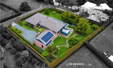Venta casa campestre Antioquia oriente ceja parcelación luxury lujo unidad cerrada vigilancia lago quebradita páneles solares acabados lujosos