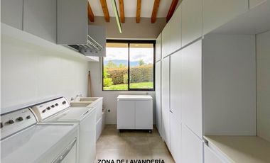 Venta casa campestre Antioquia oriente ceja parcelación luxury lujo unidad cerrada vigilancia lago quebradita páneles solares acabados lujosos