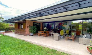 Venta casa campestre Antioquia oriente ceja parcelación luxury lujo unidad cerrada vigilancia lago quebradita páneles solares acabados lujosos