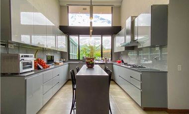 Venta casa campestre Antioquia oriente ceja parcelación luxury lujo unidad cerrada vigilancia lago quebradita páneles solares acabados lujosos