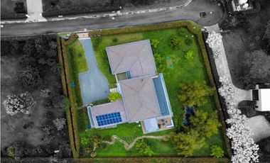 Venta casa campestre Antioquia oriente ceja parcelación luxury lujo unidad cerrada vigilancia lago quebradita páneles solares acabados lujosos